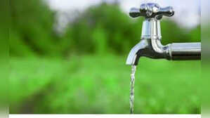 Delhi Water Crisis त्योहार पर पानी के लिए तरसे यमुनापार वाले बिना सूचना वॉटर सप्लाई हुई बंद