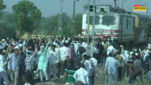 Rajasthan पटरियों पर पहुंचे लोग रोकी ट्रेन वाहनों के बदले रूट गुर्जर समुदाय ने आरक्षण मुद्दे को दी हवा