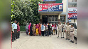 दिल्ली पुलिस की कार्रवाई वज़ीरपुर और एनएस मंडी से 66 बांग्लादेशी अवैध नागरिक पकड़े गए