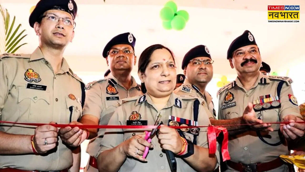 Inauguración de un nuevo edificio de la estación de policía en Noida
