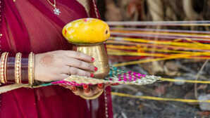 Happy Vat Purnima 2025 Wishes in Hindi वट पूर्णिमा व्रत आज इन संदेशों के जरिए अपनों को दें शुभकामनाएं