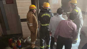 Nodia Hospital Fire मेट्रो हॉस्पिटल के बेसमेंट में लगी आग मौके पर 3 फायर ब्रिगेड की गाड़ियां मौजूद