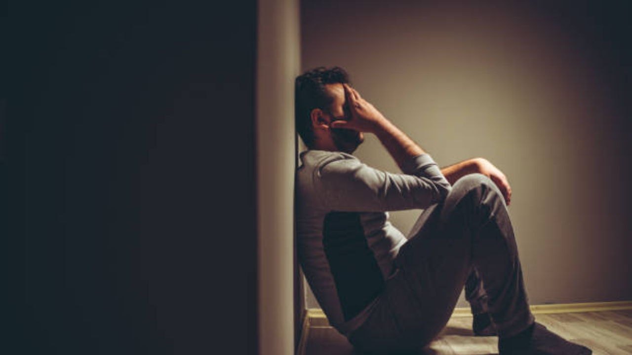 Una persona que está molesta por un trabajo.