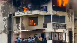 Delhi Fire द्वारका अग्निकांड के बाद सोसायटी में दहशत अफसरों पर लगे लापरवाही के आरोप