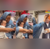 Sidhu Moosewala Birth Anniversary सिद्धू मूसेवाला की बर्थ एनिवर्सिरी पर भावुक हुईं गायक की मां छोटे बेटे शुभदीप संग काटा केक