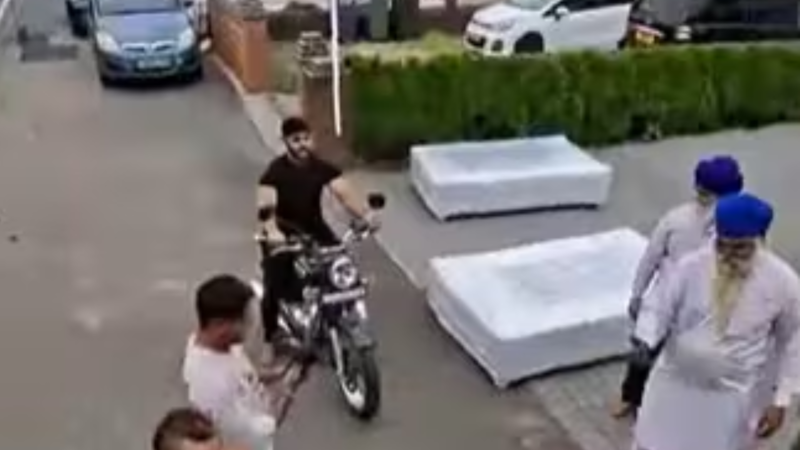 फर्नीचर ले जाते लोग।