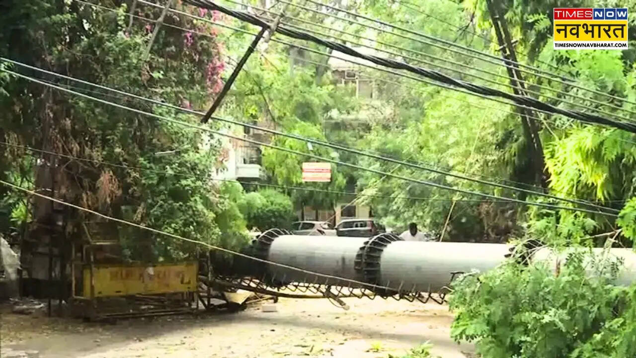 Mobile tower collapsed in Safdarjung Enclave