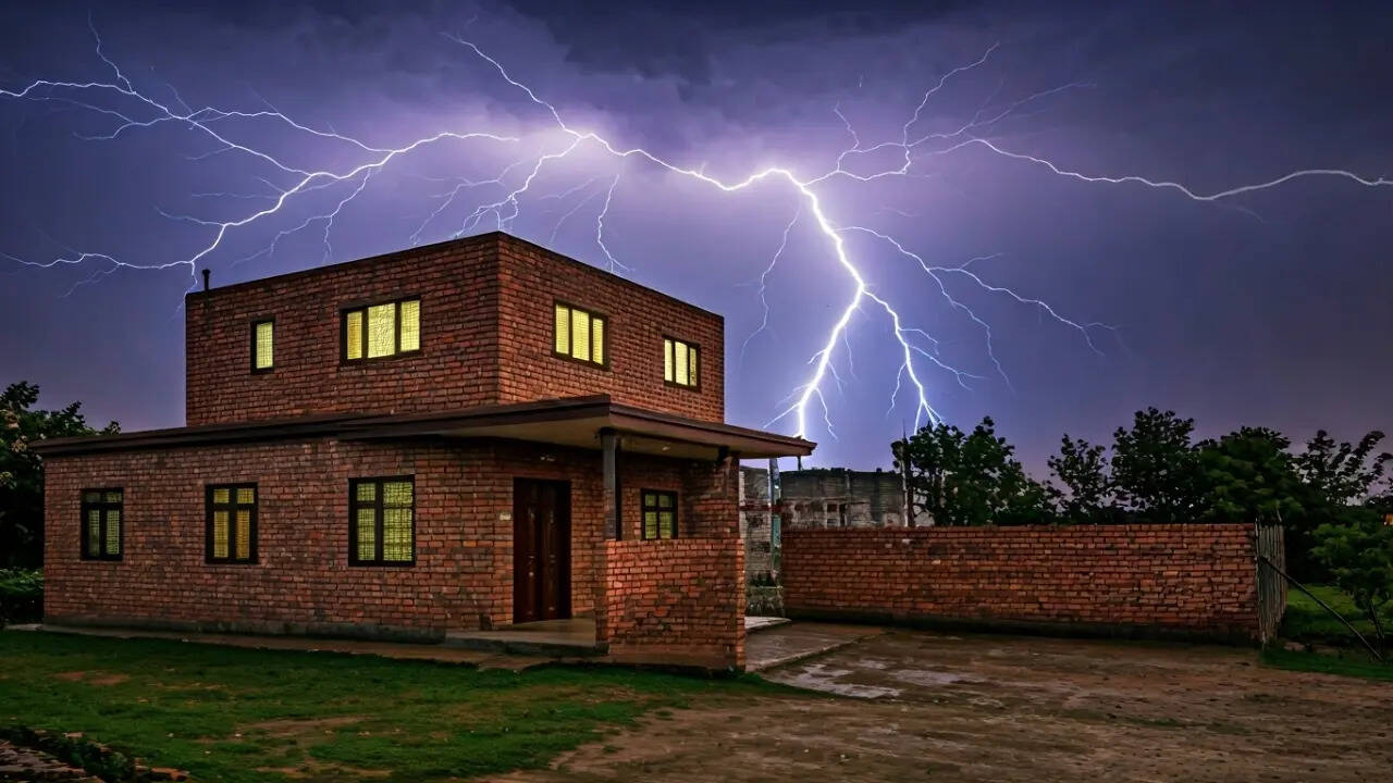 lightning strike in prayagraj killed 4