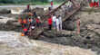 Pune Bridge Collapse पुणे में बड़ा हादसा इंद्रायणी नदी का पुल ढहने से 2 की मौत 32 घायल कई लोग बहे