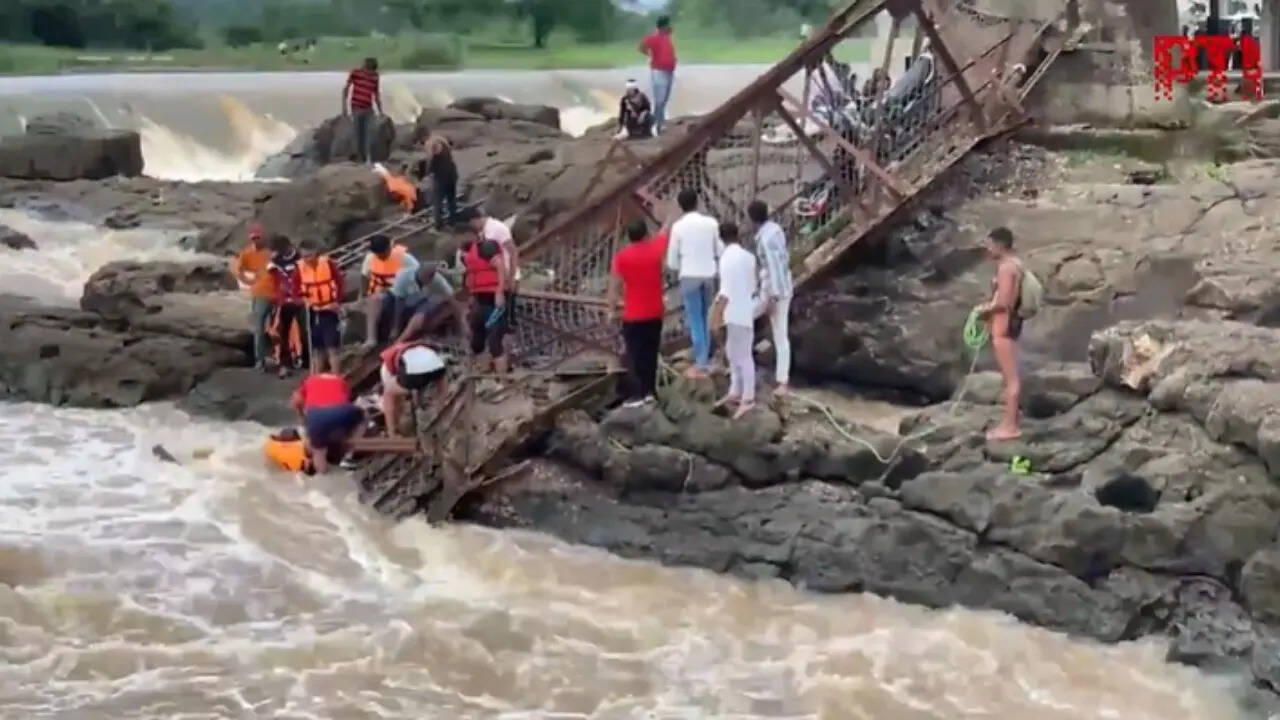 indrayani river bridge collapsed