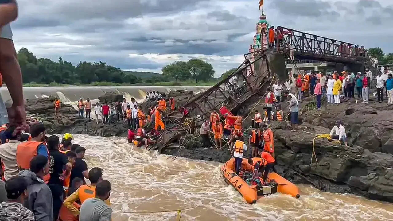 pm calls fadnavis on indrayani river bridge collapsed