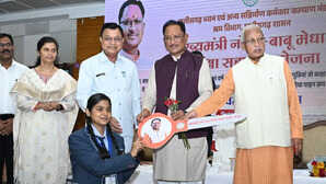CM विष्णु देव साय ने 31 मेधावी श्रमिक छात्रों को दी 2-2 लाख की प्रोत्साहन राशि 38 लाख श्रमिकों को भी मिली सहायता राशि