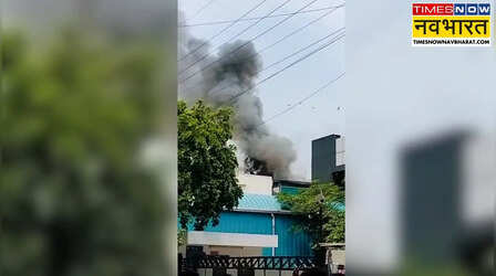 नोएडा की इमारत में भीषण आग, अफरातफरी के माहौल में घरों से बाहर निकले लोग