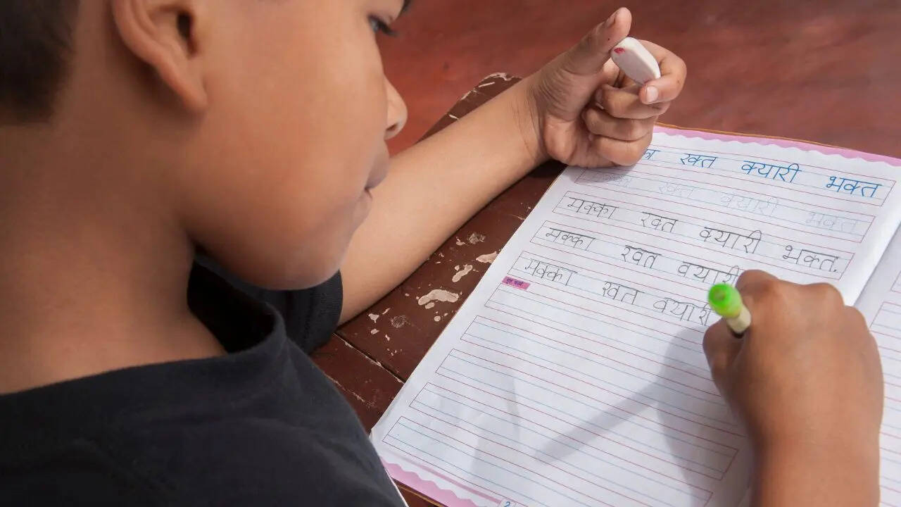 Hindi will be the third language in Maharashtra after Marathi and English
