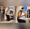 Delhi Metro चेहरे पर ये चीज लगाकर मेट्रो में सफर कर रही थी लड़की यात्रियों ने बना लिया वीडियो
