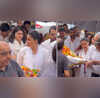 Mannara Chopra Father Last Rites पापा की अर्थी को मन्नारा चोपड़ा ने दिया कंधा बारिश में हुई रमन हांडा की अंतिम विदाई