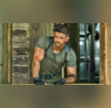 War मूवी के हेलिकॉप्टर एंट्री सीन में Hrithik Roshan ने लगाई थी विग हेयरस्टाइलिश आलिम हकीम ने बताया सच