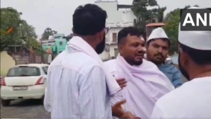 अहमदाबाद प्लेन क्रैश में बचा एकमात्र शख्स भाई के अंतिम संस्कार में हुआ शामिल फूट-फूटकर रो पड़ा