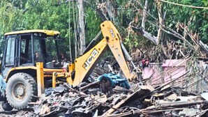 Bulldozer Action in Delhi दिल्ली में एक बार फिर गरजा बुलडोजर फुटपाथ पर बनी 50 झुग्गियों को हटाया