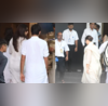 Ex हसबैंड संजय के अंतिम संस्कार में शामिल होने बच्चों संग दिल्ली जा रही करिश्मा करीना-सैफ भी साथ आए नजर