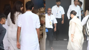 Ex हसबैंड संजय के अंतिम संस्कार में शामिल होने बच्चों संग दिल्ली जा रही करिश्मा करीना-सैफ भी साथ आए नजर