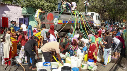 Delhi Water Crisis: दिल्ली सरकार लोगों को पानी पिलाने में फेल, रास्ते से चोरी हो रहे टैंकर; बूंद-बूंद को तरस रहे कई इलाके