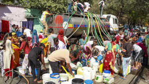 Delhi Water Crisis दिल्ली सरकार लोगों को पानी पिलाने में फेल रास्ते से चोरी हो रहे टैंकर बूंद-बूंद को तरस रहे कई इलाके