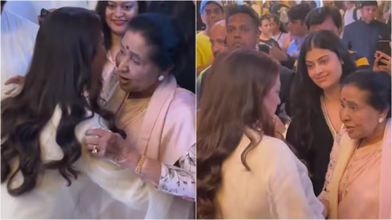 Juhi Chawla touched Asha Bhosle feet