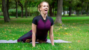 Yoga Day 2025 बदलते मौसम में गले की समस्याओं की छुट्टी कर देगा सिंहासन जान लें अभ्यास का आसान तरीका