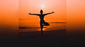 Yoga Day 2025 नई-नई की है योग करने की शुरुआत तो गांठ बांध लें सुरक्षा के ये 5 नियम फायदे से ज्यादा हो जाएगा नुकसान