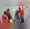 दिन दहाड़े महिला के गले से छीना चेन बाइक सवार बदमाशों ने ऐसे घटना को दिया अंजाम CCTV वीडियो आया सामने
