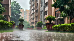 Delhi Ka Mausam आसमान में बादलों का डेरा फिर भी बारिश में कंजूसी आज भी IMD का येलो अलर्ट जारी