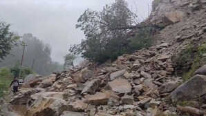 Chamoli Landslide चमोली में भारी बारिश के कारण लैंडस्लाइड नंदप्रयाग नंदानगर सड़क पर आया मलबा टूटा सैकड़ों गांवों का संपर्क