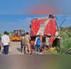 Etawah Road Accident लखनऊ-आगरा एक्सप्रेसवे पर रफ्तार का कहर ट्रक से टकराकर खाई में गिरी बस 2 की मौत और 50 से अधिक यात्री घायल