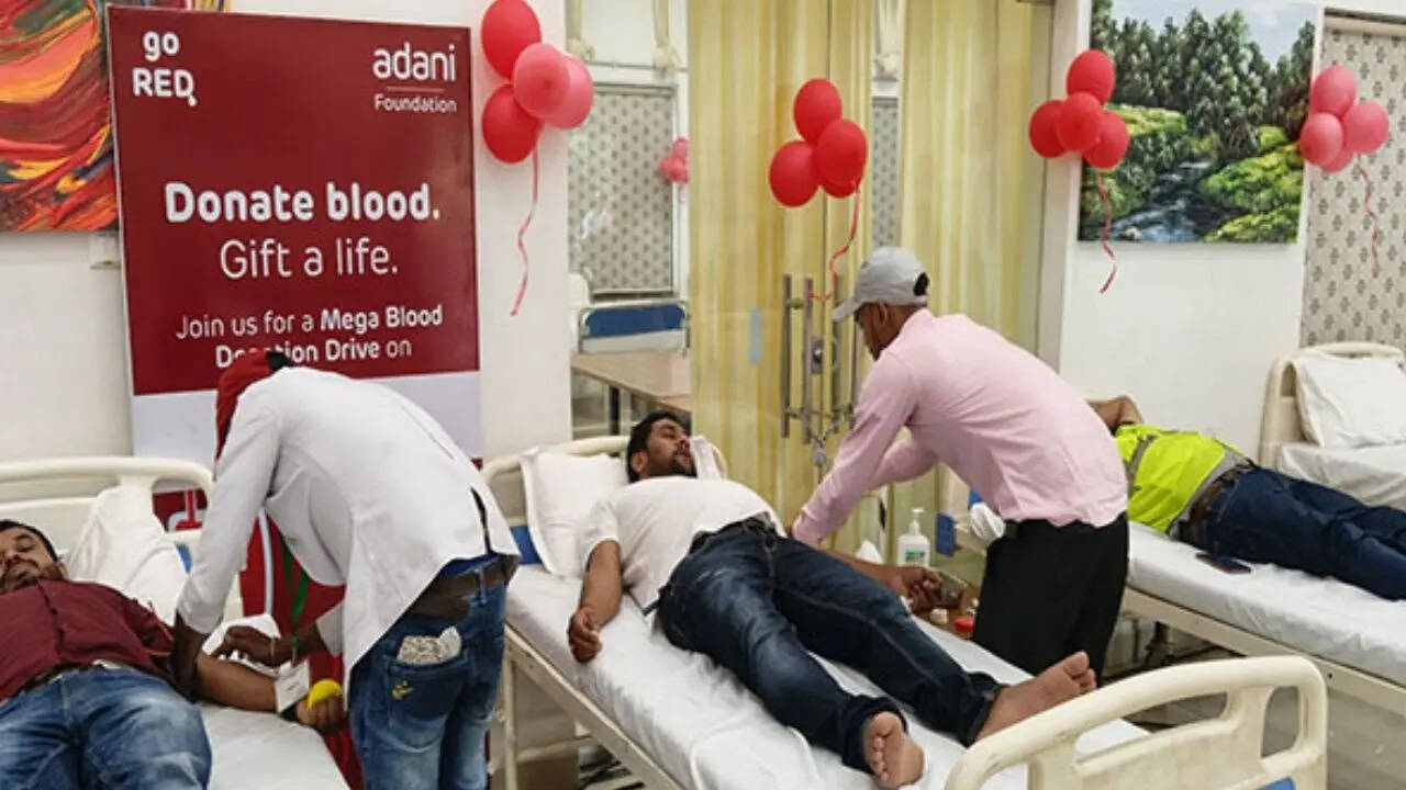 Donación de sangre de Adani