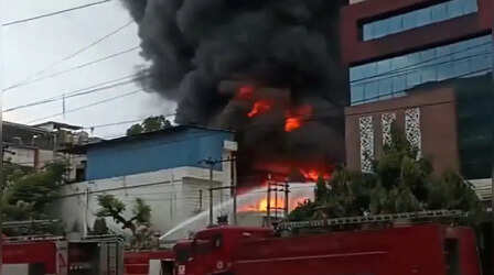 Noida Fire: नोएडा की इमारत में लगी भीषण आग, 20 फायर ब्रिगेड की गाड़ियों ने पाया काबू; कई किलोमीटर दूर से दिख रहा था काला धुआं