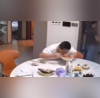 Video भूकंप के बीच खाने के लिए टेबल की ओर भागते चीनी लड़के का वीडियो वायरल देखकर मजे ले रहे यूजर्स