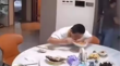 Video भूकंप के बीच खाने के लिए टेबल की ओर भागते चीनी लड़के का वीडियो वायरल देखकर मजे ले रहे यूजर्स