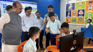 Education News गुजरात की तरह दिल्ली के स्कूलों में अब मिलेगी स्मार्ट शिक्ष शिक्षा मंत्री आशीष सूद का बड़ा ऐलान