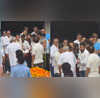 Shefali Jariwala Last Rites सुहागन के जोड़े में हुई शेफाली की अंतिम विदाई हिन्दुस्तानी भाऊ और पति पराग ने दिया अर्थी को कंधा