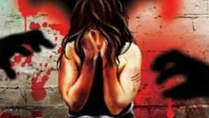 11 साल की सौतेली बेटी को नहलाने के बहाने पिता ने बुलाया और फिर करने लगा दुष्कर्म छोटी बहन के पहुंचते ही भाग गया