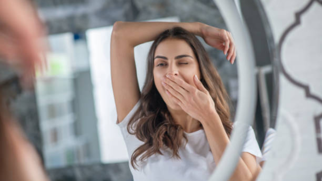 Reasons For Feeling Tired And Sleepy All The Time In Hindi: 8 घंटे सोने के बाद  भी दिनभर रहती है थकान, हमेशा आलस महसूस होने के पीछे हो सकती है ये बड़ी