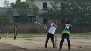 Viral Video छक्का मारते ही क्रिकेट खिलाड़ी को आया हार्ट अटैक कुछ ही सेकंडों में मौत