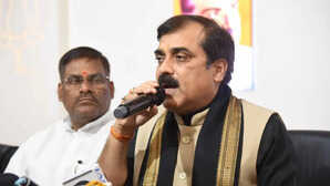 Patna विपक्ष ने खोला मंत्री जीवेश मिश्रा के खिलाफ मोर्चा नकली दवाओं के मामले में पाए गए थे दोषी