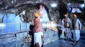 Amarnath Yatra 2025 411 तीर्थयात्रियों का एक और जत्था रवाना पहले दिन 12 हजार से अधिक भक्तों ने पवित्र शिवलिंग के किए दर्शन