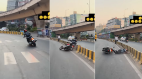Today Viral Video सड़क पर लहराते हुए चला रहा था बाइक स्टंट के चक्कर में हुआ ऐसा हाल देखते रह जाएंगे