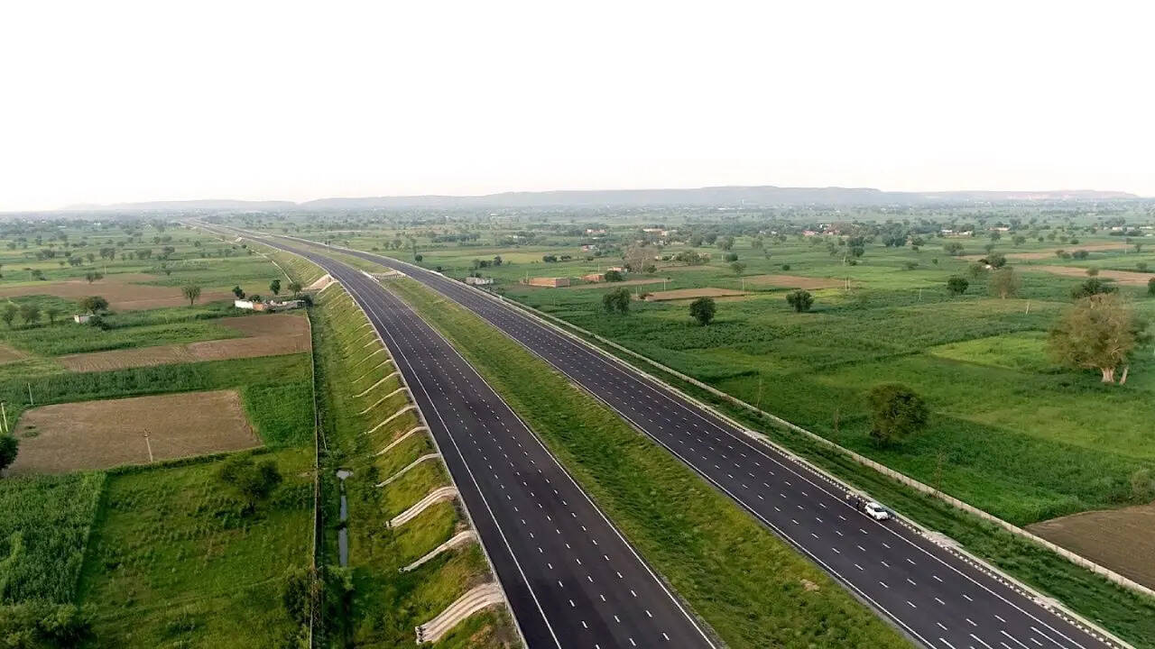 Delhi-Dausa-Lalsot_Section_of_Delhi-Mumbai_Expressway.