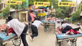 Today Viral Video मार्केट में प्याज बेचने का अनोखा तरीका स्वैग देख कहेंगे- कहां-कहां से आते हैं ऐसे लोग