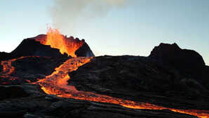 Volcanic Eruption आइसलैंड में ज्वालामुखी विस्फोट के कारण लोगों को सुरक्षित स्थानों पर भेजा गया
