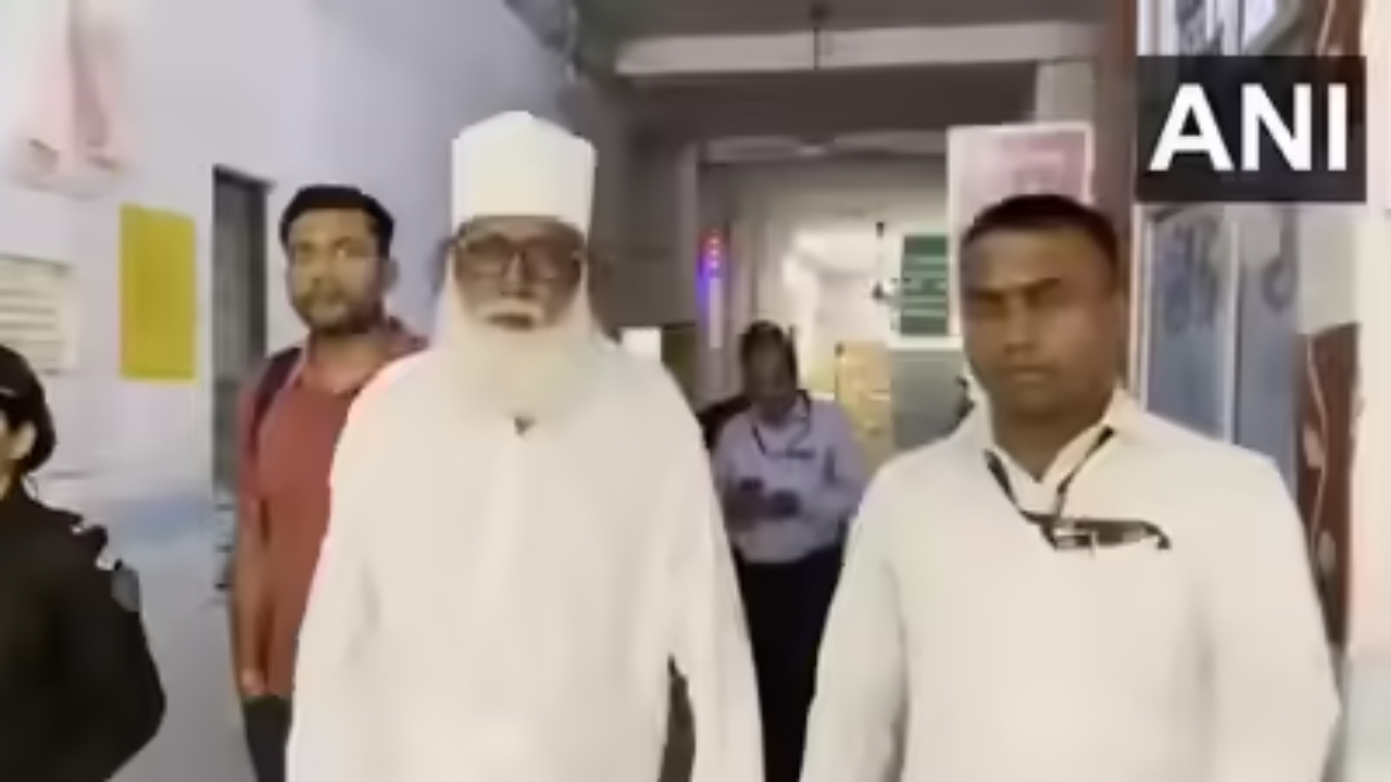 छांगुर बाबा पर कसा शिकंजा, धर्मांतरण रैकेट जांच में ED ने यूपी और मुंबई में कई जगहों पर मारे छापे, ​भतीजा सोहराब गिरफ्तार